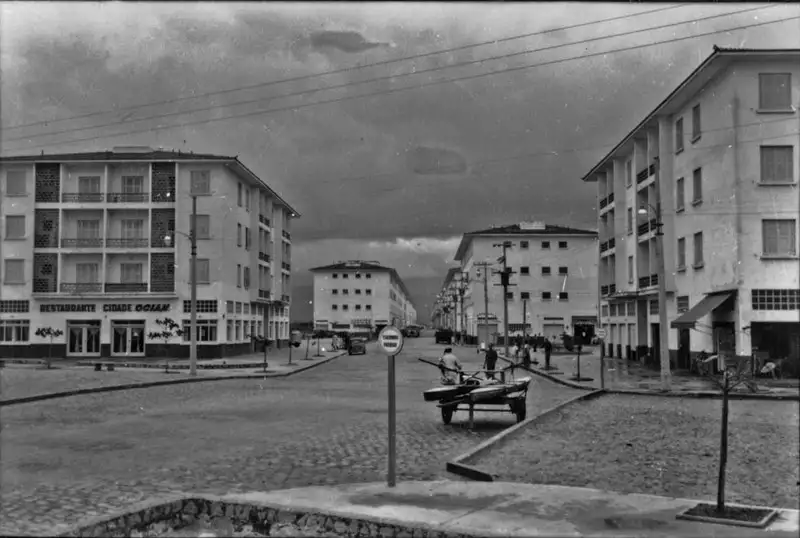 Foto 7: Cidade Ocian construído pela Organização Construtora e Incorporadora Andraus, em janeiro de 1954 e inaugurada em janeiro de 1956 : consta de 22 blocos de edifícios de 4 andares : municípoio de Itanhaem (SP)