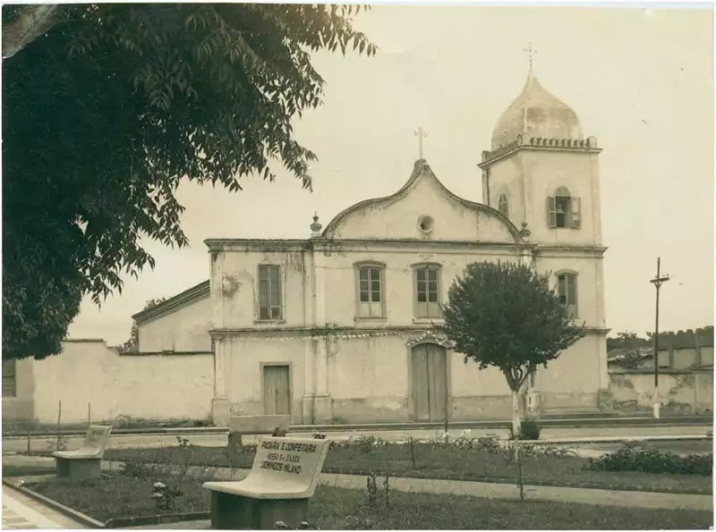Foto 1: Praça Padre João Álvares : Igreja Matriz [de Nossa Senhora d’Ajuda] : Itaquaquecetuba, SP
