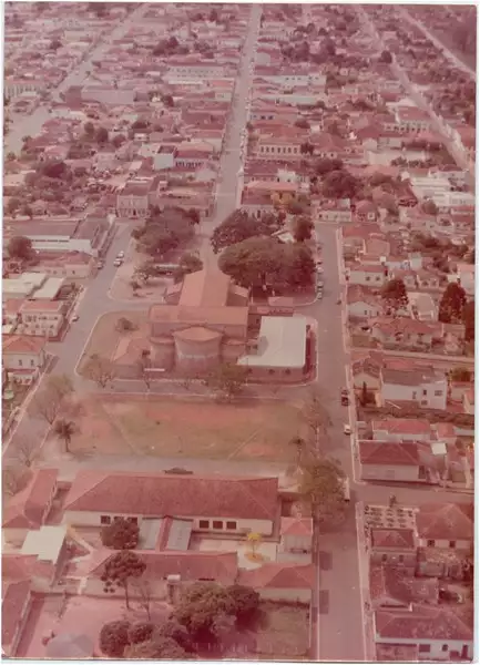 Foto 7: Vista [aérea] da cidade : [Praça Coronel Jordão : Praça Siqueira Campos] : Itararé, SP