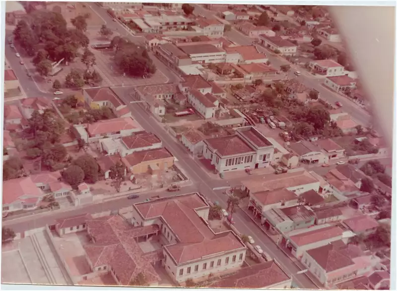 Foto 10: Vista [aérea] da cidade : [Praça Coronel Jordão] : Itararé, SP