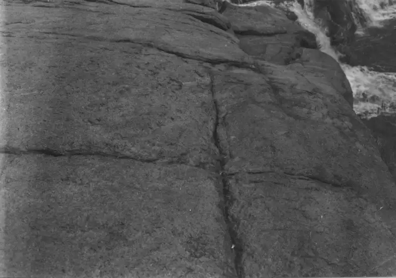 Foto 45: Linha de erosão no granito perto de Itu (SP)