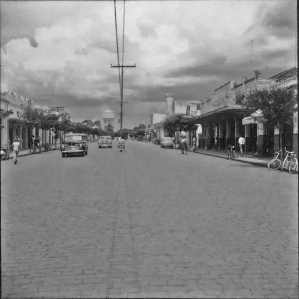 Foto 1: Aspecto do comércio da rua principal de Miguelópolis (rua Dr. Soares de Oliveira em Ituverava) (SP)