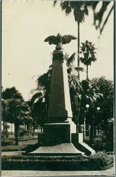 Foto 7: [Monumento de Águia : Praça da República] : Jaú, SP