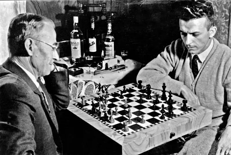 Foto 1: Madeira trabalhada : tabuleiro de xadrez, vendo-se jogadores (PR)