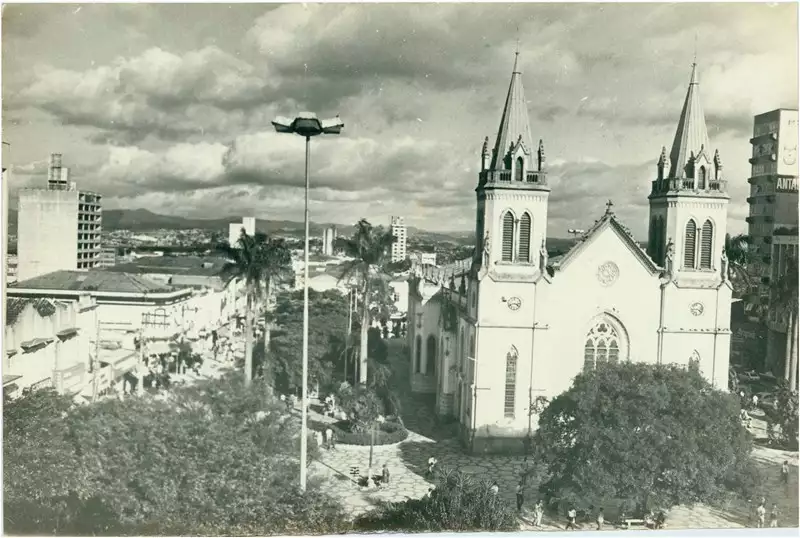 Foto 44: [Vista panorâmica da cidade : Praça Governador Pedro de Toledo : Igreja] Matriz Nossa Senhora do Desterro : Jundiaí, SP