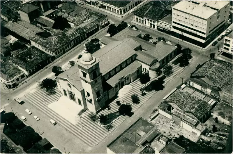 Foto 18: [Vista aérea da cidade] : Igreja Matriz de Nossa Senhora das Dores : Limeira (SP)