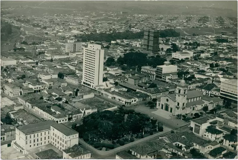 Foto 20: [Vista aérea da cidade : Praça Doutor Luciano Esteves : Igreja Matriz de Nossa Senhora das Dores] : Limeira (SP)