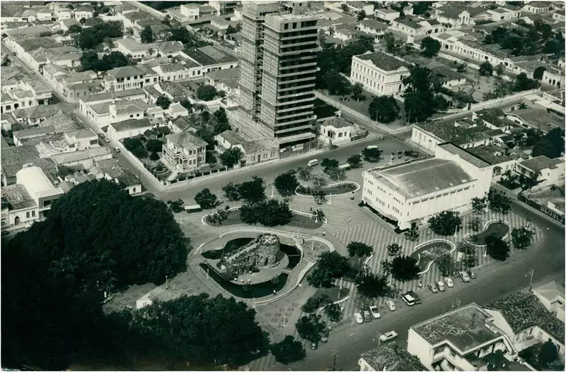 Foto 21: [Vista aérea da cidade : Praça Toledo Barros : Gruta : Cine Vitória : Edifício Tatuíbe] : Limeira (SP)