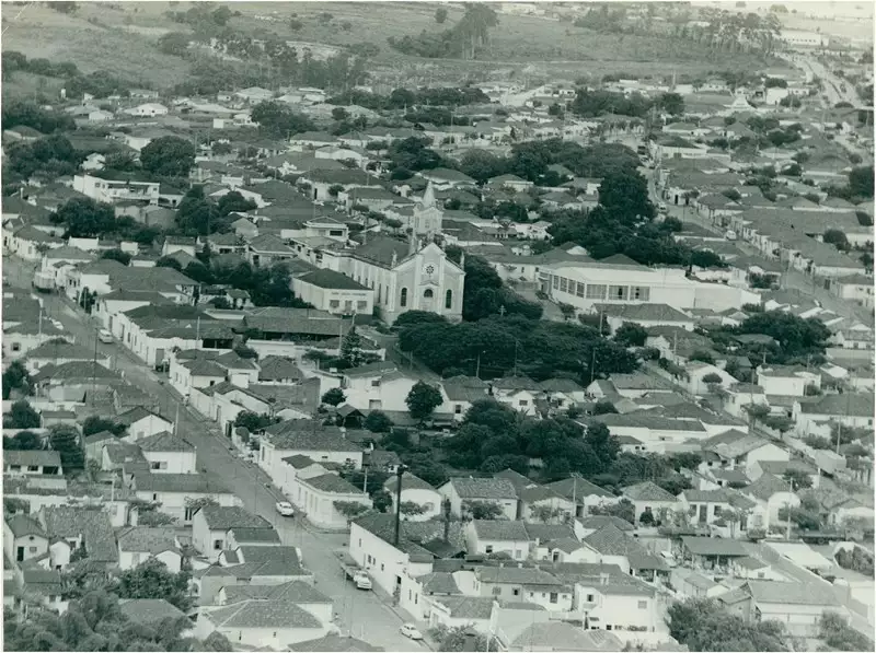 Foto 31: [Vista aérea da cidade : Paróquia de São Sebastião] : Limeira (SP)