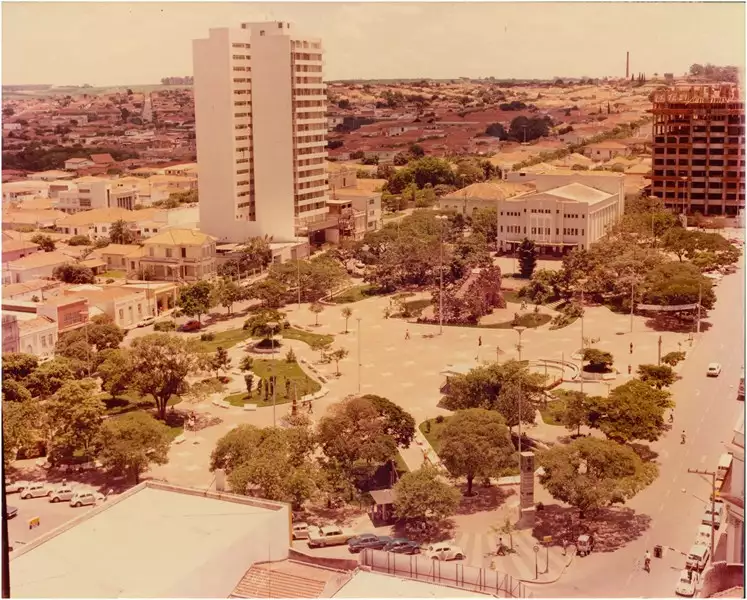 Foto 54: [Vista panorâmica da cidade] : Praça Toledo Barros : [Gruta : Edifício Tatuíbe : Cine Vitória] : Limeira (SP)