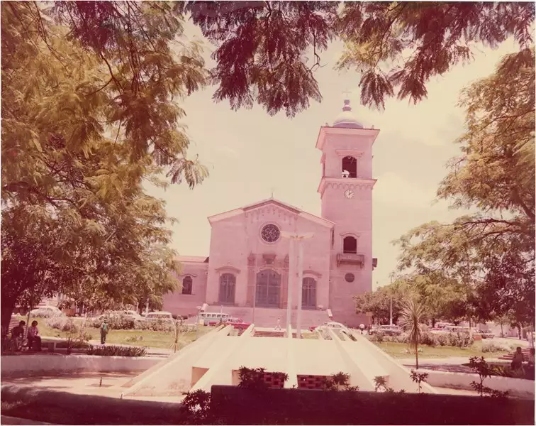 Foto 57: [Monumento à Segunda Guerra Mundial : Praça Doutor Luciano Esteves] : Igreja Matriz de Nossa Senhora das Dores : Limeira (SP)