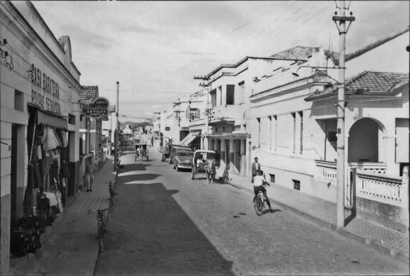 Foto 1: Rua principal da cidade de Lorena, Dr. Rodrigues Alves, puramente comercial (SP)