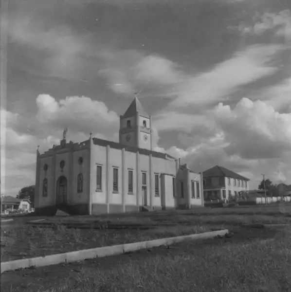 Foto 2: Igreja na praça central. Pode-se notar que ainda está em construção : Município de Maracaí (SP)