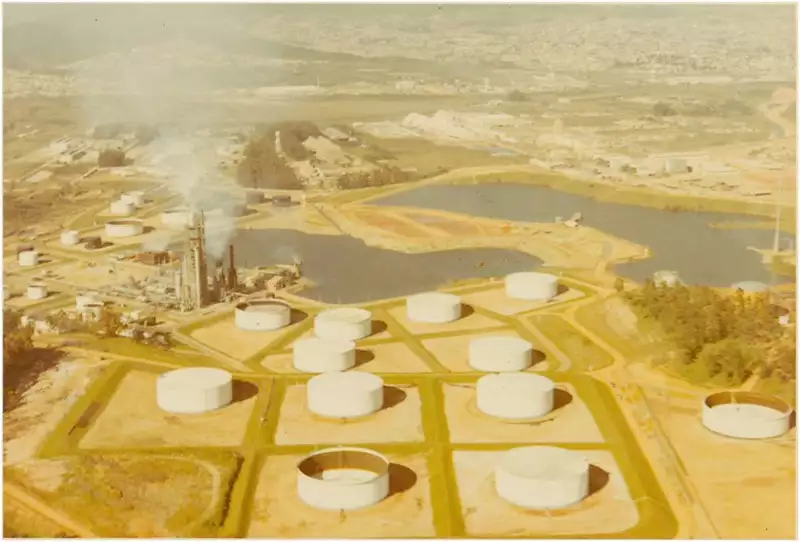 Foto 16: Refinaria e Exploração de Petróleo União S.A. : [vista panorâmica da cidade] : Mauá, SP