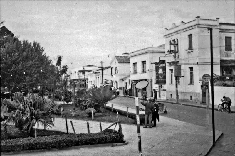 Foto 1: Aspecto parcial da cidade de Mogi das Cruzes : Praça Osvaldo Cruz (SP)