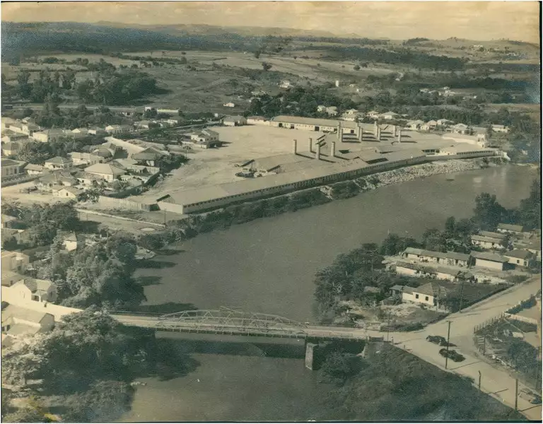 Foto 9: Rio Mogi Guaçu : Ponte de Ferro : vista [aérea da cidade] : Cerâmica Mogi Guaçu S. A. : Mogi Guaçu, SP