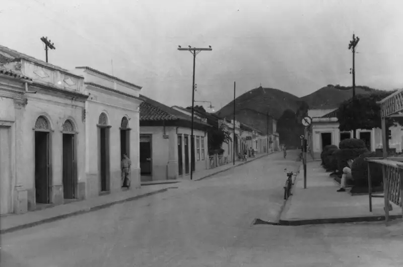 Foto 1: Pequena cidade de Monte Alegre do Sul. Casas antigas e ruas sem calçamento (SP)