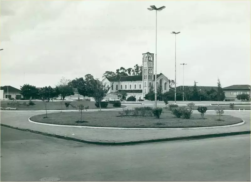 Foto 2: Praça Presidente Kennedy : [Paróquia Santuário Nossa Senhora de Guadalupe] : Ourinhos (SP)