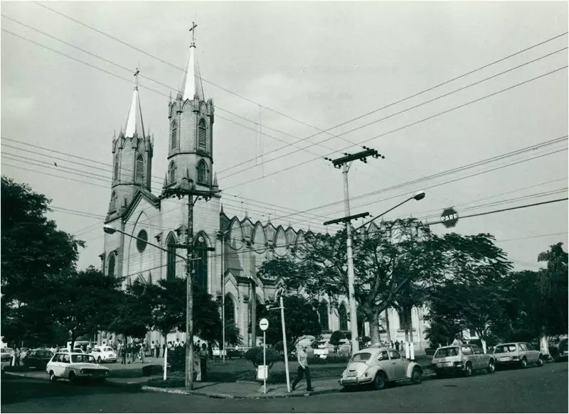 Foto 54: Praça Prefeito Camargo : Igreja Matriz do Senhor Bom Jesus : Ourinhos (SP)