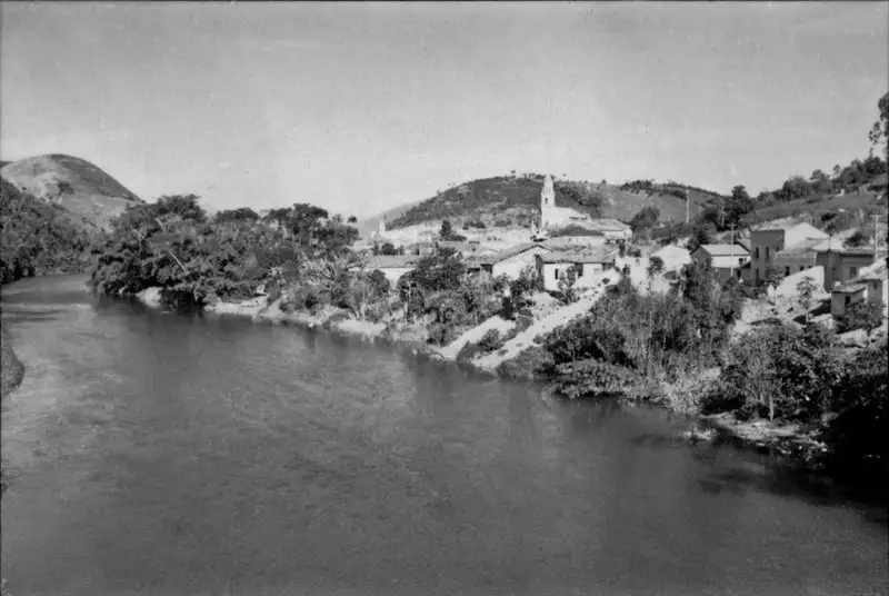 Foto 13: Cidade de Paraibuna, localizada em um terraço de 645ms, à margem esquerda do rio de igual nome : Município de Paraibuna