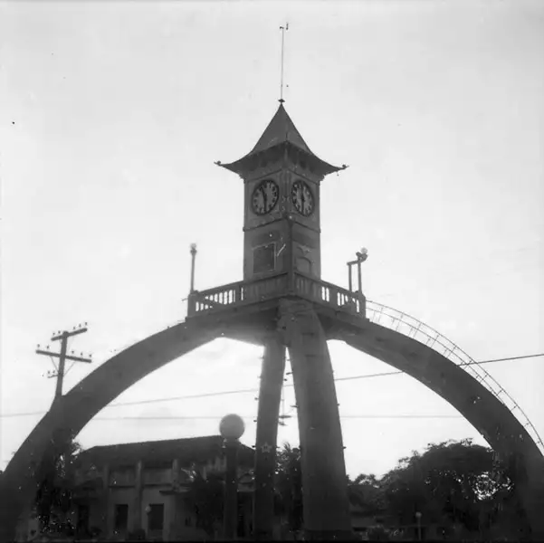 Foto 5: Silhueta da torre ofertada à cidade pela colônia japonesa local : Pereira Barreto (SP)