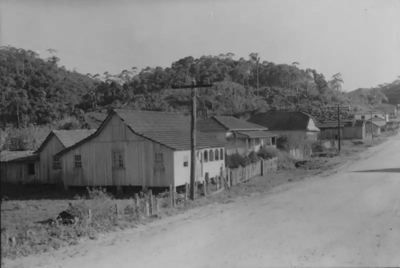 Foto 6: Casas de madeira, próximo a Tapiraí, de estilo alemão, em Piedade (SP)