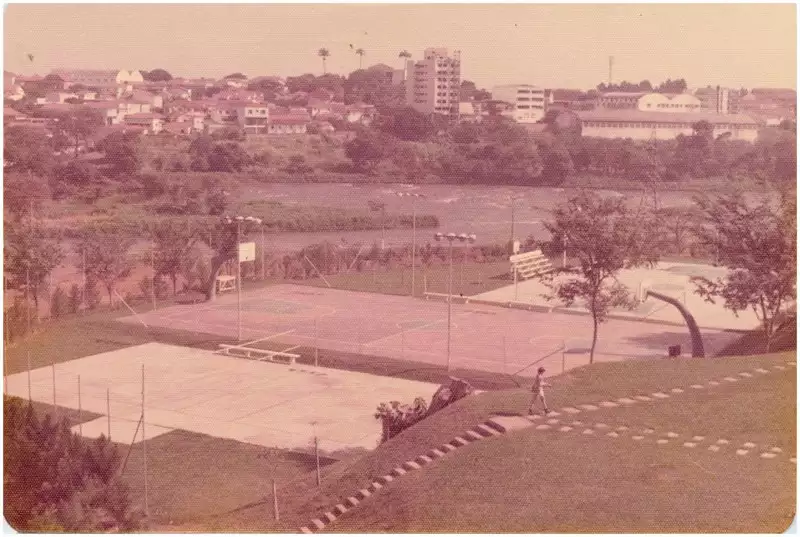 Foto 57: Clube de Campo de Piracicaba : [Rio Piracicaba : vista panorâmica da cidade] : Piracicaba, SP