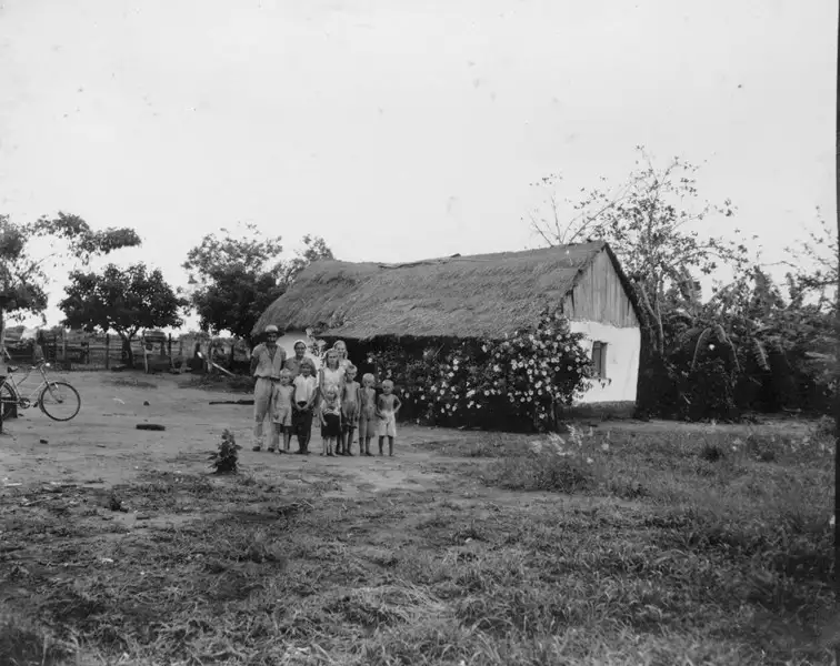 Foto 1: Colonos húngaros na colônia Arpad entre Cane e Presidente Epitácio (SP)