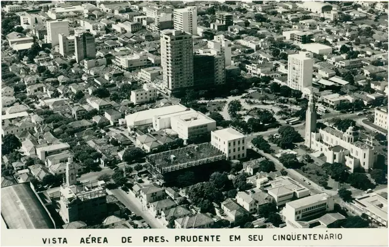 Foto 29: Vista aérea [da cidade : Praça 9 de Julho] : Presidente Prudente, SP