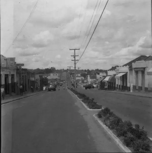 Foto 1: Aspecto de uma rua comercial (Av. Pedro II) em Rancharia (SP)