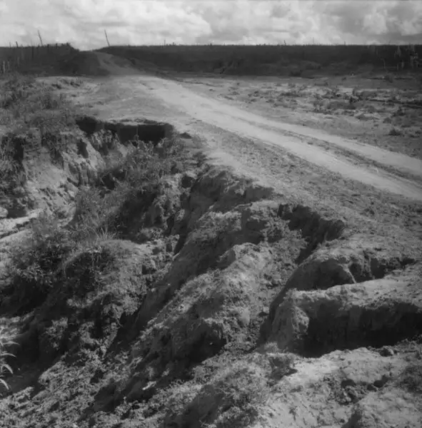 Foto 3: Estrada ameaçada pela erosão : Município de Rancharia (SP)