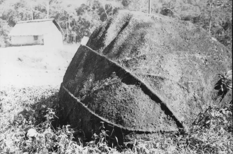 Foto 12: Município de Registro : bloco de granito, vendo-se a saliência de dois veios, em uma das faces aparece pequena calha (SP)