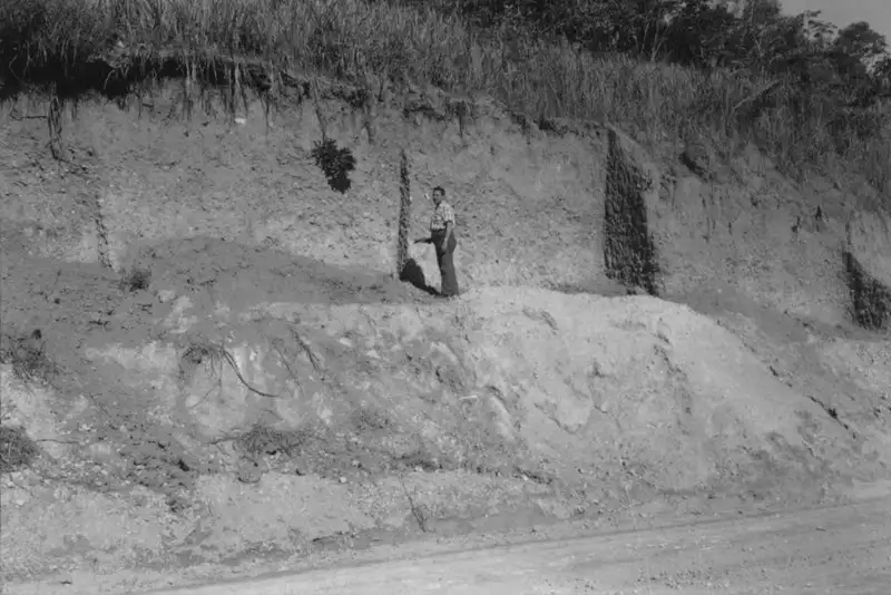 Foto 14: Leitos de seixos rolados, situados à margem esquerda do Ribeira do Iguape : Município de Registro (SP)