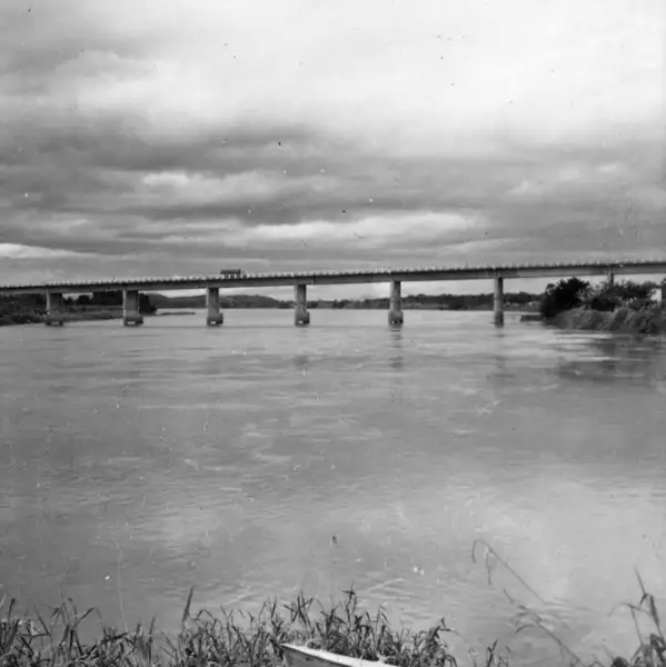 Foto 19: Ponte sobre o rio Ribeira na cidade de Registro : excursão à região sul, 1972 (SP)