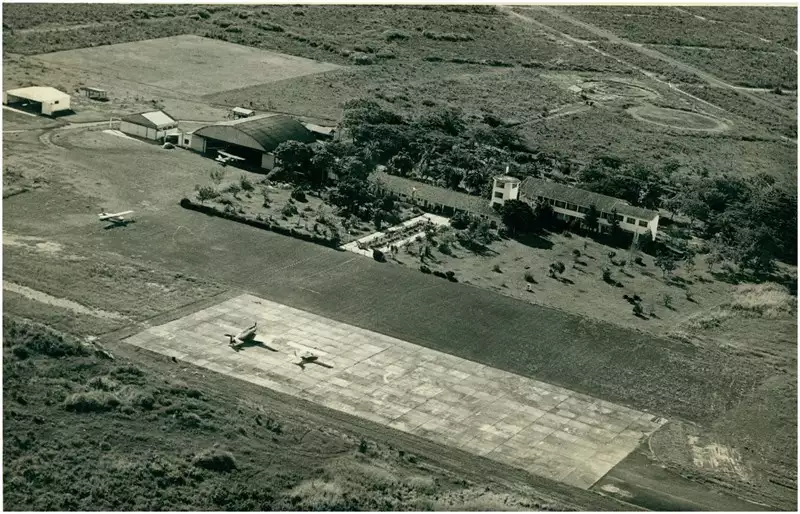 Foto 3: [Vista aérea do] Aeroporto Estadual Dr. Leite Lopes : Ribeirão Preto, SP