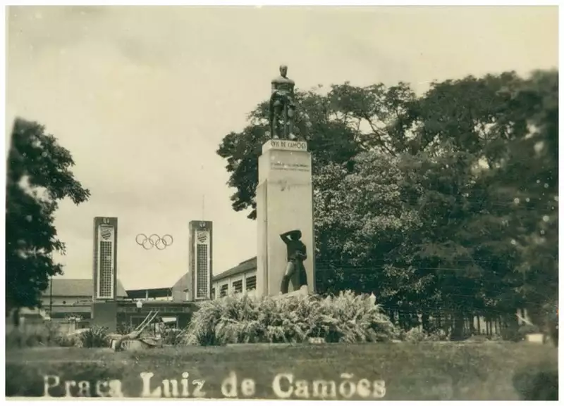 Foto 34: Praça Luís de Camões : [Monumento de] Camões : Sociedade Recreativa e de Esportes de Ribeirão Preto : Ribeirão Preto, SP