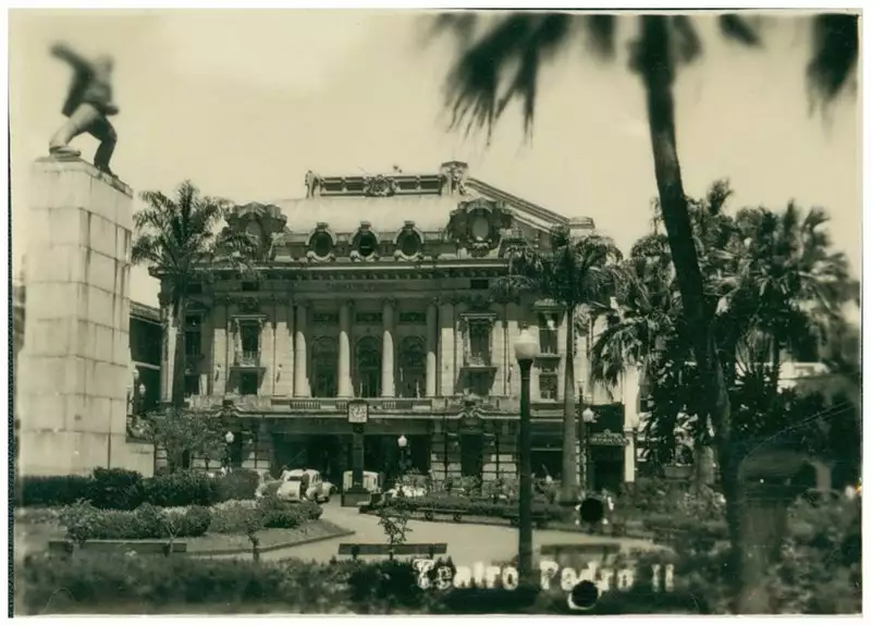 Foto 37: Praça XV de Novembro : À Epopéia de 1932 : Teatro Pedro II : Ribeirão Preto, SP