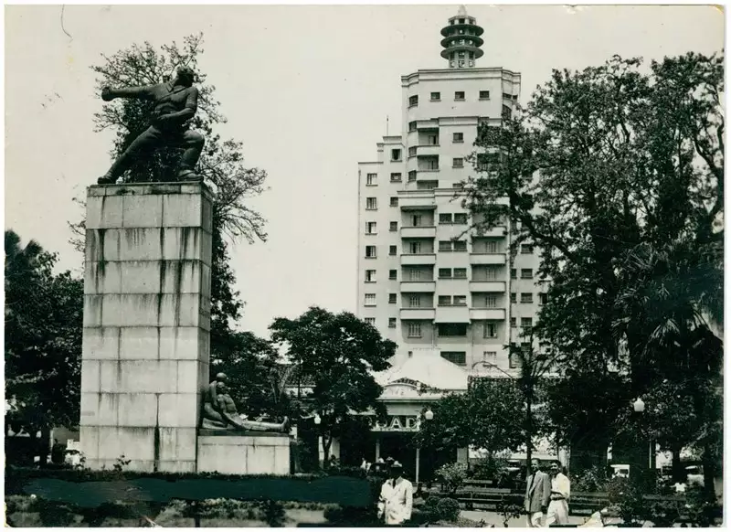 Foto 45: Praça XV de Novembro : À Epopéia de 1932 : Hotel Umuarama : Ribeirão Preto, SP