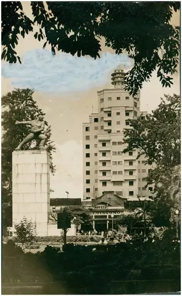 Foto 52: Praça XV de Novembro : À Epopéia de 1932 : Hotel Umuarama : Ribeirão Preto, SP