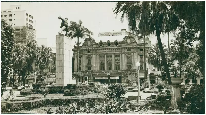 Foto 60: Praça XV de Novembro : À Epopéia de 1932 : Teatro Pedro II : Ribeirão Preto, SP