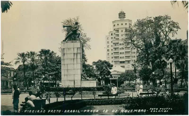 Foto 82: Praça XV de Novembro : À Epopéia de 1932 : Hotel Umuarama : Ribeirão Preto, SP