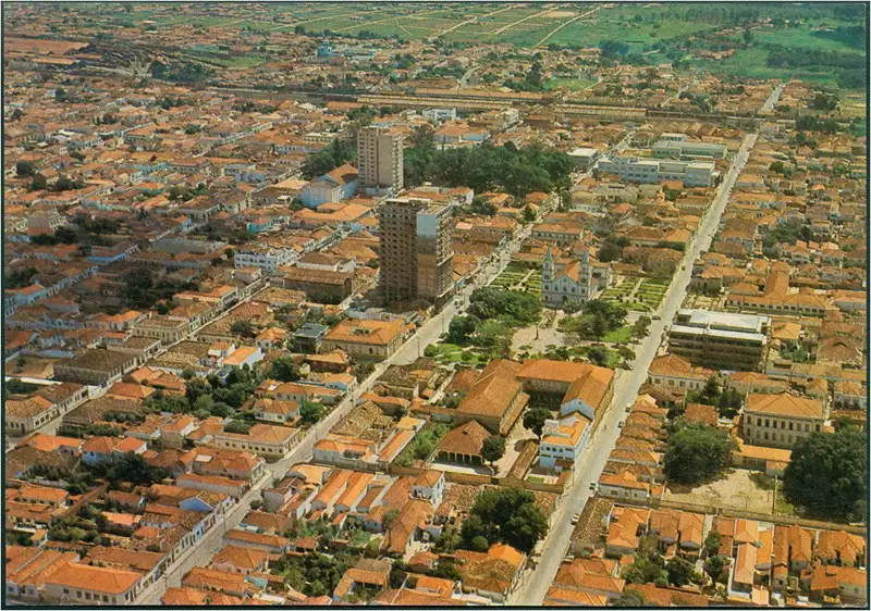 Foto 85: [Vista aérea da cidade] : Praça da Liberdade : Igreja Matriz São João Batista : Rio Claro, SP