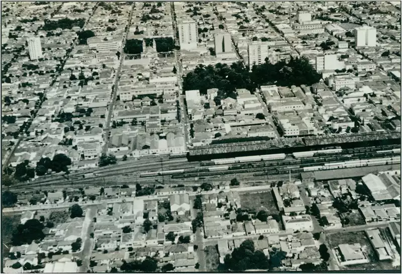 Foto 86: [Vista aérea da cidade] : Estação da Ferrovia Paulista S. A. : Rio Claro, SP