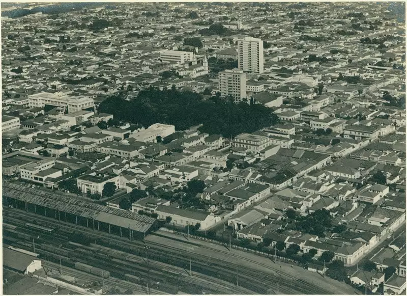 Foto 87: [Vista aérea da cidade] : Estação da Ferrovia Paulista S. A. : Rio Claro, SP