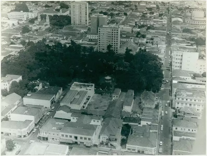 Foto 96: [Vista aérea da cidade] : Praça Sargento Othoniel Marques Teixeira : Rio Claro, SP