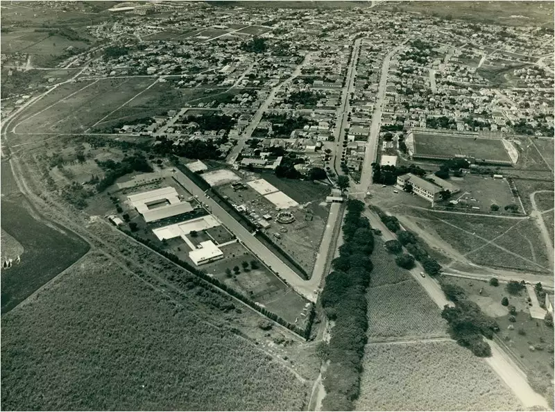 Foto 40: Vista [aérea] da cidade : [Instituto de Educação Estadual Comendador Emilio Romi : Praça de Esportes Antônio Guimarães] : Santa Bárbara d'Oeste (SP)