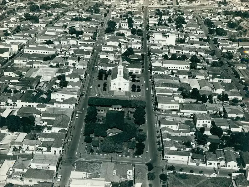 Foto 43: Vista [aérea] da cidade : [Praça Coronel Luiz Alves : Paróquia Santa Bárbara] : Santa Bárbara d'Oeste (SP)