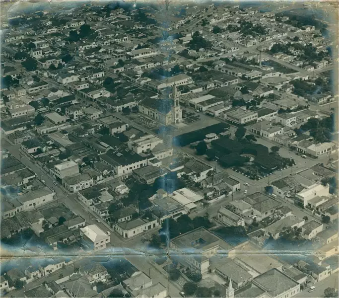 Foto 48: [Vista aérea da cidade : Praça Coronel Luiz Alves : Paróquia Santa Bárbara] : Santa Bárbara d'Oeste (SP)