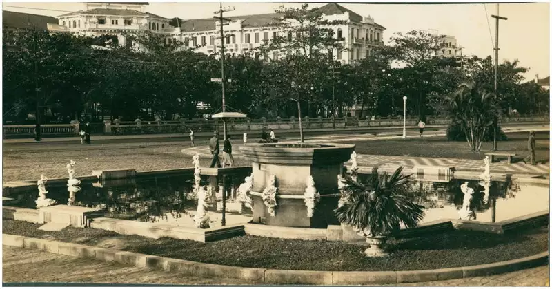 Foto 12: Fonte Nove de Julho : Praça das Bandeiras : Santos, SP