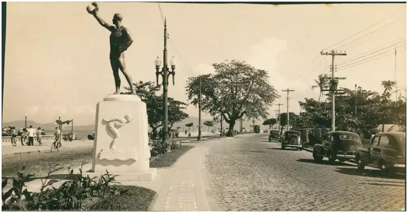 Foto 14: Monumento em Homenagem ao Atleta Náutico Santista : Avenida Almirante Saldanha da Gama : Santos, SP